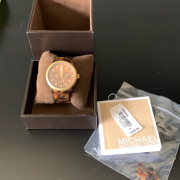 Michael Kors Tortise watch - Picture 2 of 3